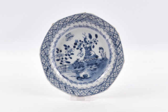 Schotel van Chinees porselein met blauwe beschildering