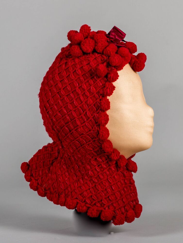 kaper, wollen vrouwenmuts en schouderbedekking ineen, 1885-1910