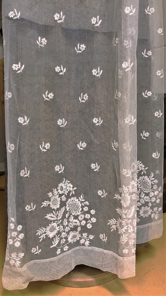 Sierschort van witte tule, met machinale bloemenrand, 19e eeuw, Groninger Dracht