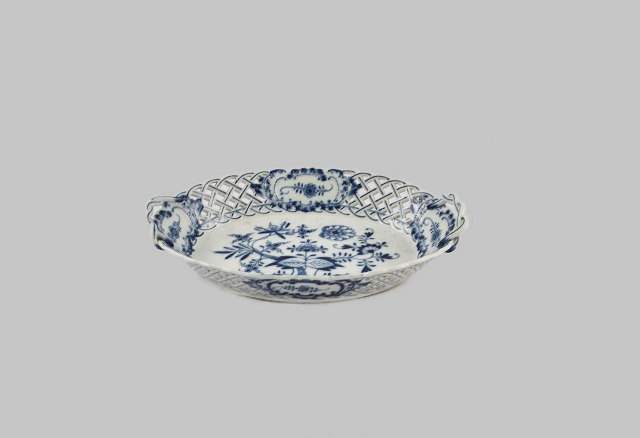 Schaal met opengewerkte rand in Zwiebelmuster stijl