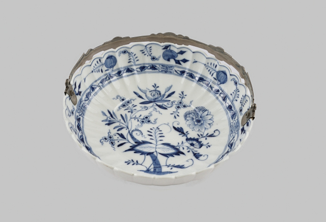 Presenteerschaal van porselein in Zwiebelmuster stijl