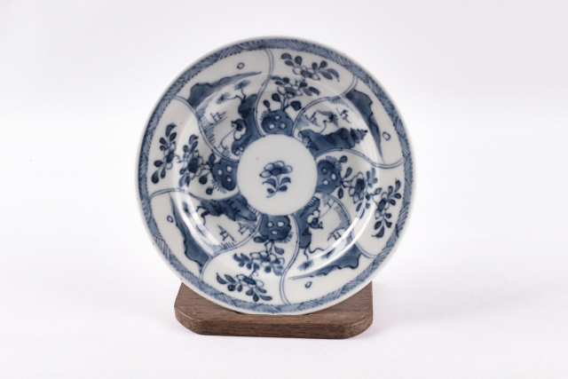 Schotel van Chinees porselein met blauwe beschildering