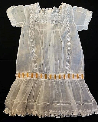 Meisjesjurk, witte katoen met gekleurde versieringen, 1900-1920