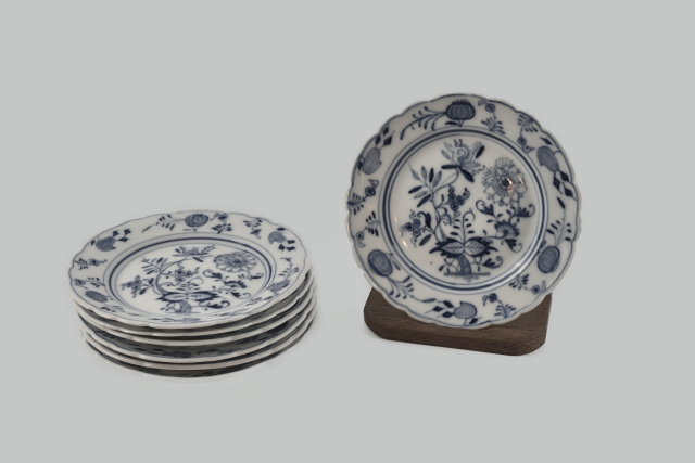 Schotel van porselein in Zwiebelmuster stijl met gecontourneerde rand