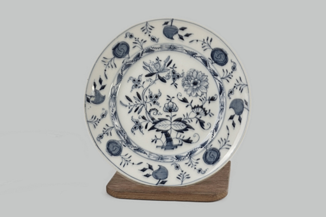 Schotel van porselein in Zwiebelmuster stijl