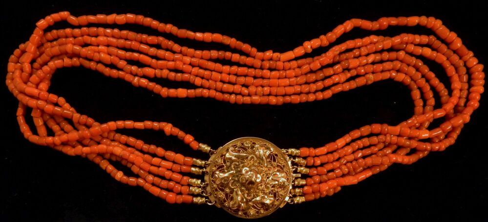 bloedkoraal halsketting met gouden slotplaat ca. 1875