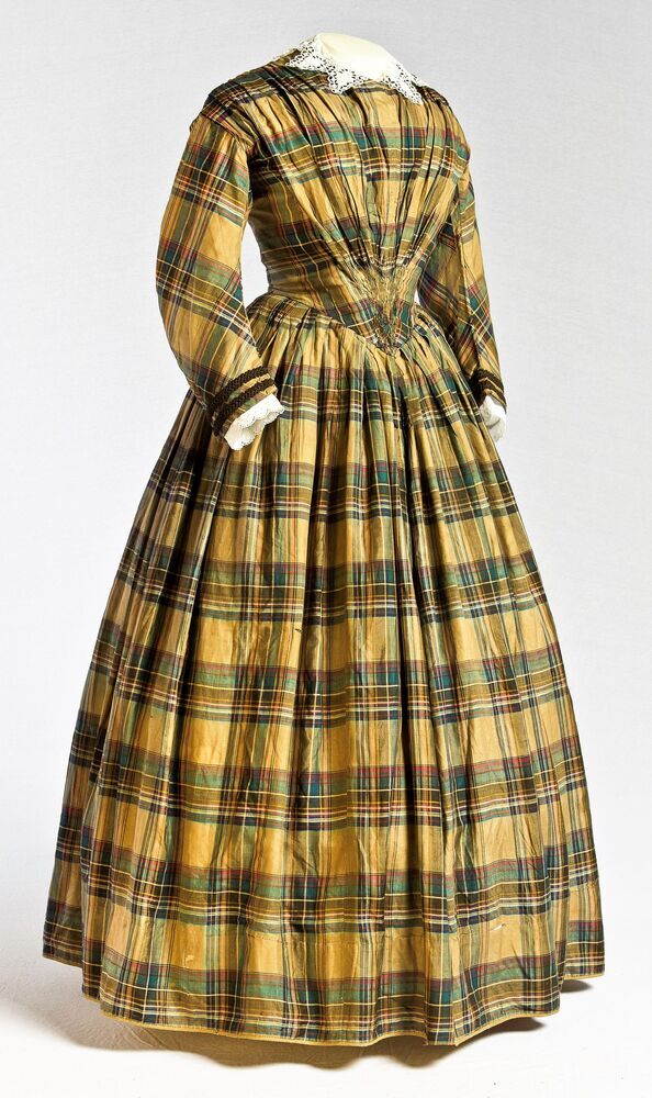 crinoline japon van geruite zijde met sneb en smockwerk, 1855-1860