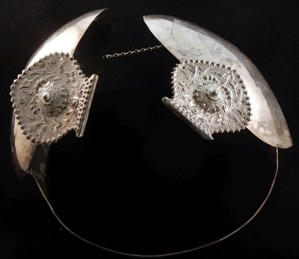 Half gesloten zilveren oorijzer met zilveren geponste kroonstiften,rond 1860, Groninger Dracht