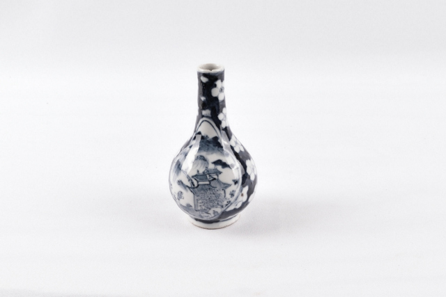 Vaasje van Chinees porselein met blauwe beschildering