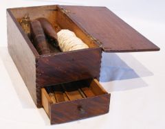 Houten kistje met boetmateriaal