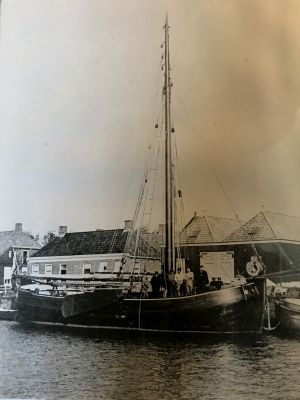 Rijksbetonningsvaartuig t.o. betonningsloods