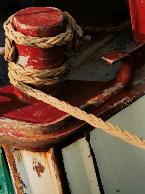 Rode bolder met touw