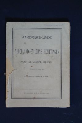Aardrijkskunde van Nederland en zijne bezittingen voor de lagere school.