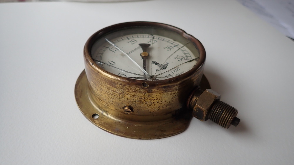 Luchtdrukmeter van een Kromhout motor