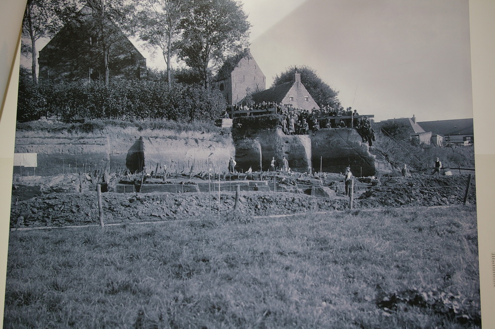 Fotoafdruk op canvas in zwart-wit van een excursie naar de opgraving van Ezinge in 1932