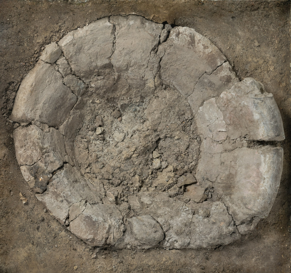 Haardkuil van dikwandig aardewerk uit de 2e eeuw na Christus