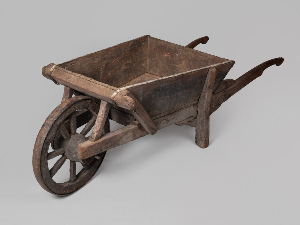 Houten kruiwagen gebruikt bij de opgraving van de wierde van Ezinge