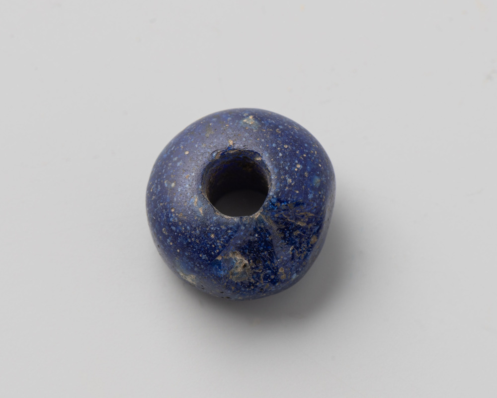 Een van de twee glazen kralen gevonden in de Bouwerd uit 600-700 na Christus