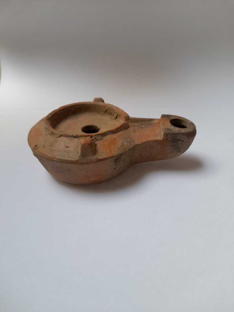 Olielamp met tuit en verticaal oor