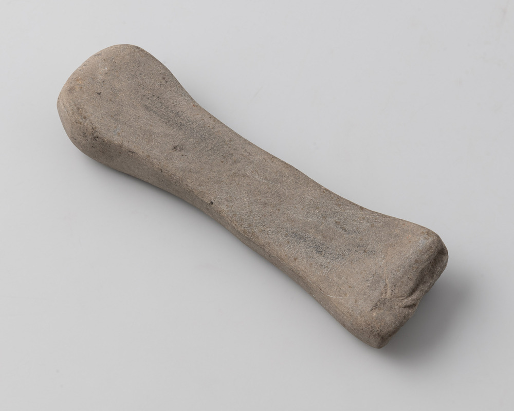 Zandlopervormige slijpsteen van fijn grijs gesteente