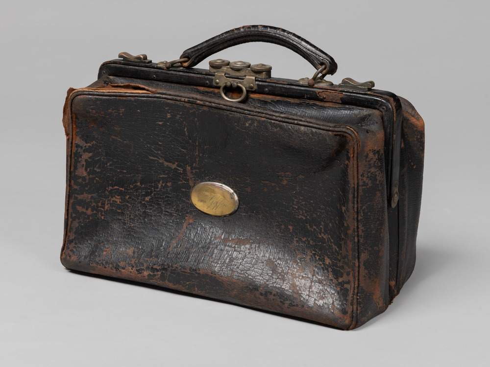 Leren tas met cijferslot van professor Albert Egges van Giffen